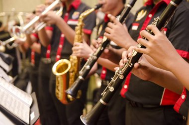 yüksek okul çocuk tarafından Flüt, trompet ve saksafonlar orkestra perfom