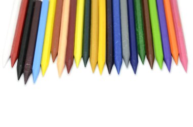 renkli renkli crayon izole üzerinde beyaz arka plan back-to-okul ve eğitim kavramı için ideal yığılmış