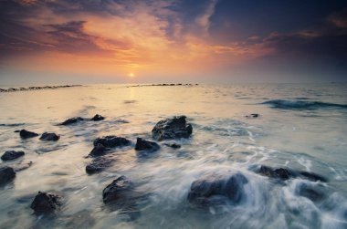 Arka plan resmi, tropik sahilde rock büyülü güneş ışığı renk üzerinde isabet dalga yumuşak