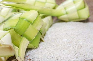 Ketupat kaplaması ve bambu kabında pirinç. Malezya bayram festivalinde geleneksel malay lezzeti