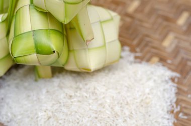 Ketupat kaplaması ve bambu kabında pirinç. Malezya bayram festivalinde geleneksel malay lezzeti