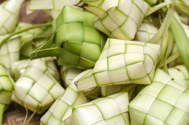 Ketupat kaplaması ve bambu kabında pirinç. Malezya bayram festivalinde geleneksel malay lezzeti