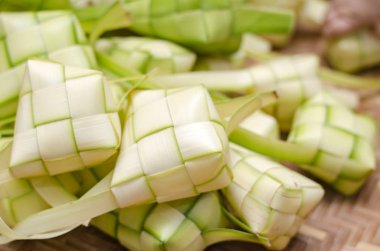 ketupat kasa bambu kapsayıcı olarak. Malezya eid festival süresince geleneksel malay incelik