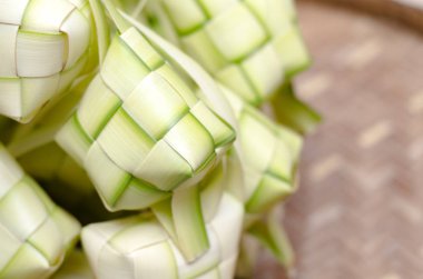 ketupat kasa bambu kapsayıcı olarak. Malezya eid festival süresince geleneksel malay incelik