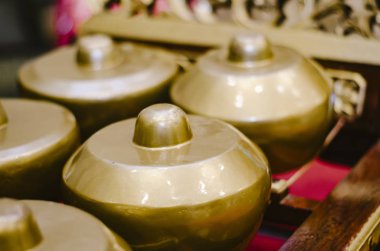Malezya geleneksel müzik enstrümanı Gamelan güzel Ahşap oyma çerçeve ile aradı. seçici odak vurdu