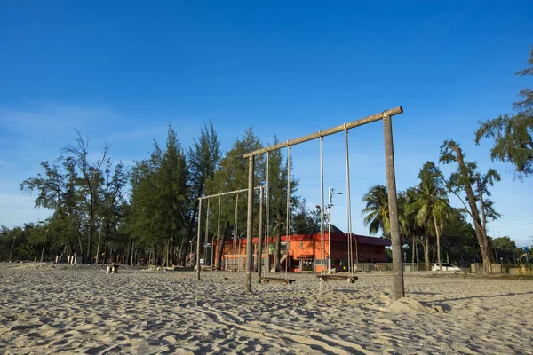 Paisaje Matutino Columpio Playa Arena Sobre Fondo Azul Cielo — Foto de Stock