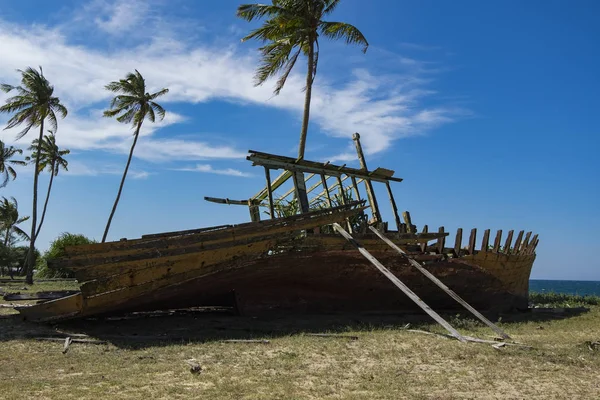 Mavi gökyüzü arka plan ve parlak güneşin altında deniz kıyıya yakın batık terk