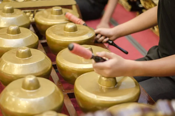 マレーシアの伝統的な音楽の演奏には ガムランと呼ばれます バック フォーカス ショット — ストック写真
