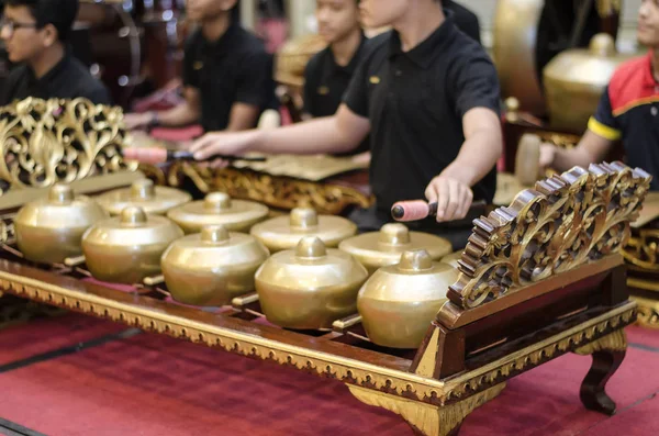 Gamelan orkestra harmonik şarkı oynarken kırpılmış görüntü grubu, Gamelan Malezya geleneksel müzik enstrüman Haritage olduğunu. seçici odak çekim