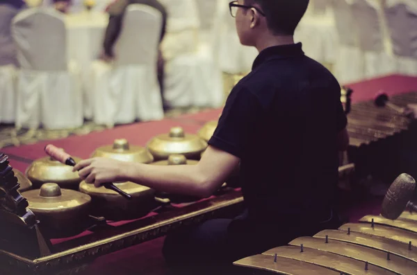 マレーシアの伝統的な楽器では 美しい木彫りフレームでガムランと呼ばれます ショットの選択と集中 — ストック写真