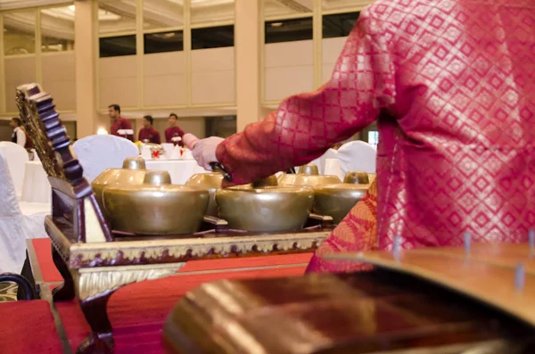 Otel aşamasında Gamelan Orchestra gerçekleştiren songket ile Malezya grubu