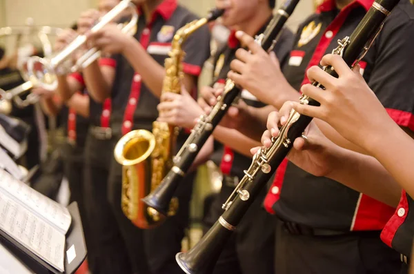yüksek okul çocuk tarafından Flüt, trompet ve saksafonlar orkestra perfom