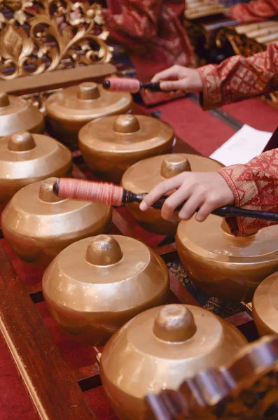 Tocando Instrumento Música Tradicional Malaya Llamado Gamelan Tiro Enfoque Posterior —  Fotos de Stock