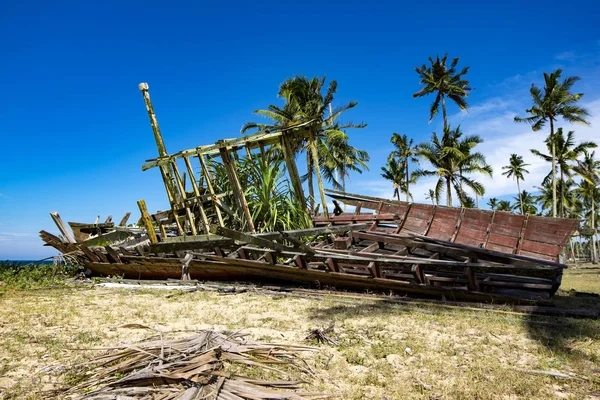Mavi gökyüzü arka plan ve parlak güneşin altında deniz kıyıya yakın batık terk