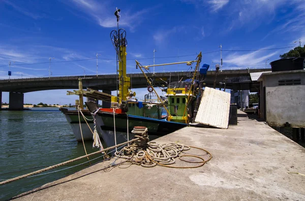 geleneksel balıkçı tekneleri limanda Köprüsü ve mavi gökyüzü arka plan üzerinde orta gün boyunca demirlemiş