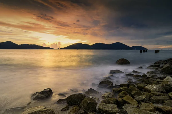 Güzel doğa, kumlu beach.soft dalga vurdu uzun pozlama nedeniyle yakınındaki günbatımı arka plan çarpıcı.