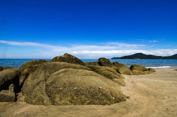 Güneşli bir gün, tropikal kumlu plaj, mavi gökyüzü arka plan