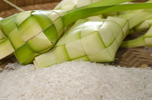 Ketupat kaplaması ve bambu kabında pirinç. Malezya bayram festivalinde geleneksel malay lezzeti