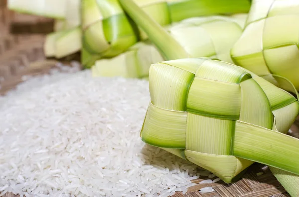 Ketupat kaplaması ve bambu kabında pirinç. Malezya bayram festivalinde geleneksel malay lezzeti
