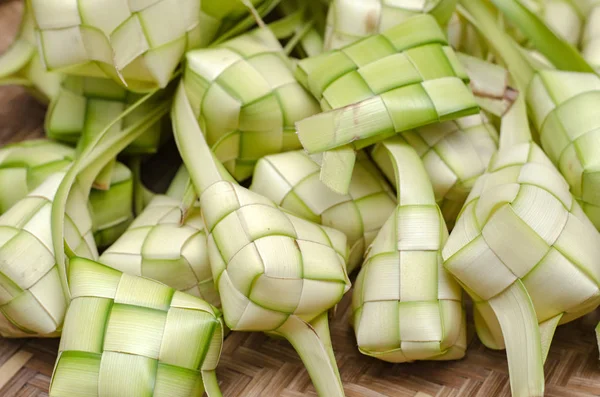 Ketupat kaplaması ve bambu kabında pirinç. Malezya bayram festivalinde geleneksel malay lezzeti
