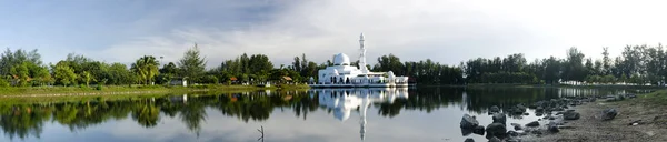 Alam Yang Indah Dan Refleksi Dari Masjid Tengku Tengah Zaharah — Stok Foto