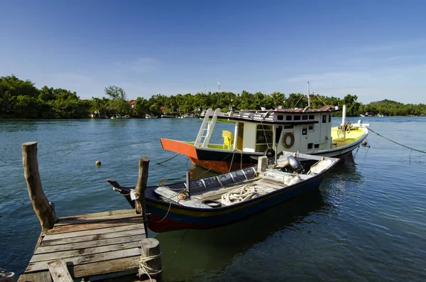 Traditionella Malaysiska Fiskare Båt Förtöjd Nära Flodstranden Blå Himmel Bakgrund — Stockfoto