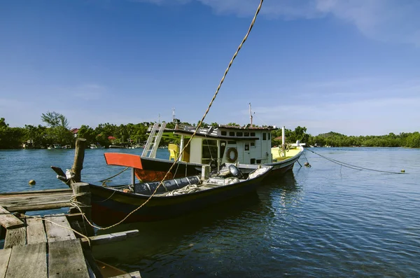 Hagyományos Maláj Horgász Csónak Kikötve Fából Készült Móló Kék Háttér — Stock Fotó