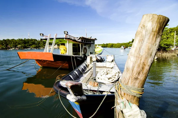 Barco Tradicional Pescador Malayo Amarrado Cerca Orilla Del Río Fondo — Foto de Stock