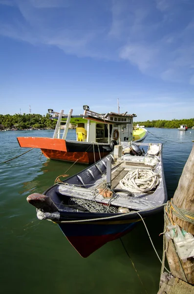 Traditionelle Malaysische Fischerboot Vor Anker Holzsteg Und Blauer Himmel Hintergrund — Stockfoto
