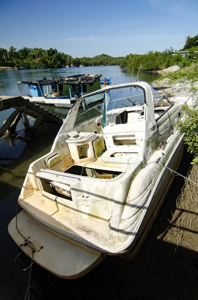 güneşli gün Terengganu, Malezya güzel köy kökenli geleneksel balıkçı tekne palamarla