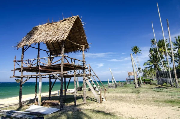 Cabaña Madera Cerca Hermosa Playa Arena Tropical Cielo Soleado Day — Foto de Stock