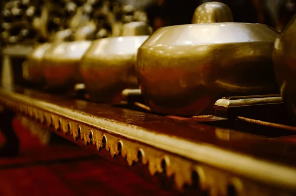 Malezya geleneksel müzik enstrümanı Gamelan güzel Ahşap oyma çerçeve ile aradı. seçici odak vurdu