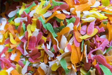 çok renkli karides kraker veya keropok yerel pazarda Kuala Lumpur, Malezya