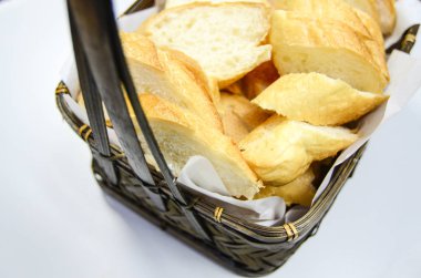 Bambu sepet beyaz arka plan üzerinde taze baget ekmek dilimi