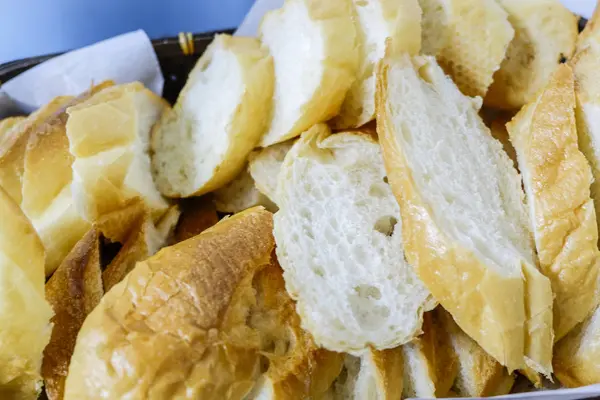 Bambu basket.selective odak taze baget ekmek dilimi