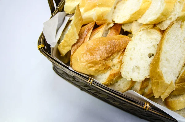 Bambu sepet beyaz arka plan üzerinde taze baget ekmek dilimi