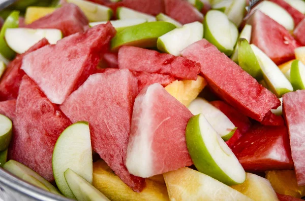Taze renkli dilim karpuz ve elma yeşil