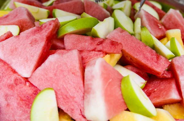 Taze renkli dilim karpuz ve elma yeşil
