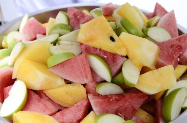 Taze renkli dilim karpuz ve elma yeşil tepsi 