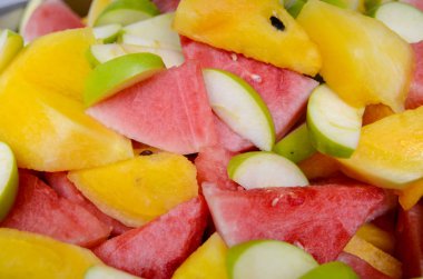 Taze renkli dilim karpuz ve elma yeşil