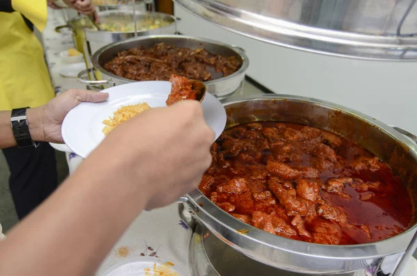 Catering Eten Geserveerd Tafel Gast Zet Sommige Schotel Witte Plaat — Stockfoto