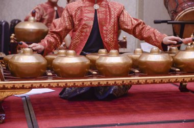 Malay songket adamla Gamelan denilen oyun geleneksel müzik enstrümanı kostüm. seçici odak vurdu