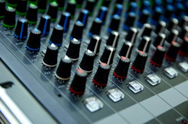 Seçici odak profesyonel ses karıştırma konsol panel.technology ve entertaiment kavramı