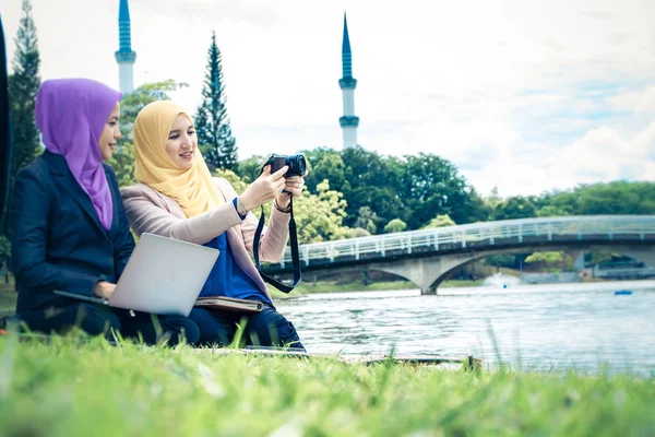 genç güzel muslimah yaşam tarzı dostluk zevk ve onlar ateş birlikte fotoğraf tartışmak