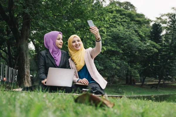 Birlikte vakit geçirmek, eğleniyor ve selfie Şehir Parkı yapım mutlu profesyonel muslimah