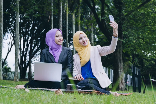 Feliz Muslimah Profesional Divertirse Pasar Tiempo Juntos Hacer Selfie Parque —  Fotos de Stock