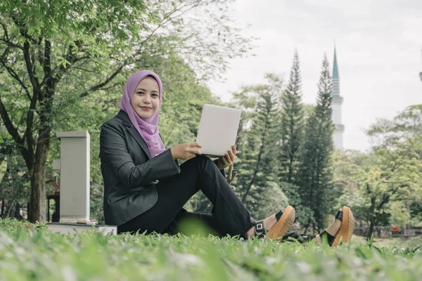 Estilo Vida Urbano Negocio Joven Estudiante Musulmán Sentado Una Hierba —  Fotos de Stock