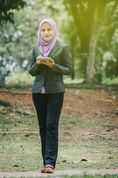 Estudiante Concepto Negocio Jóvenes Mujeres Hijab Profesionales Traje Sobre Fondo — Foto de Stock
