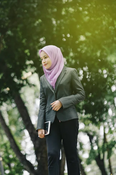 Estudiante Concepto Negocio Jóvenes Mujeres Hijab Profesionales Traje Sobre Fondo —  Fotos de Stock