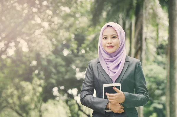 成功的年轻职业 Muslimah 女商人的肖像在公园里拿着一块药片 — 图库照片